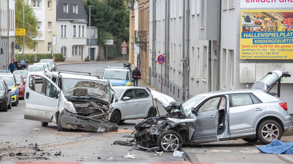 Mehrere beschädigte Autos nach einem tödlichen Unfall am 27. Oktober 2022 in Bergisch Gladbach.