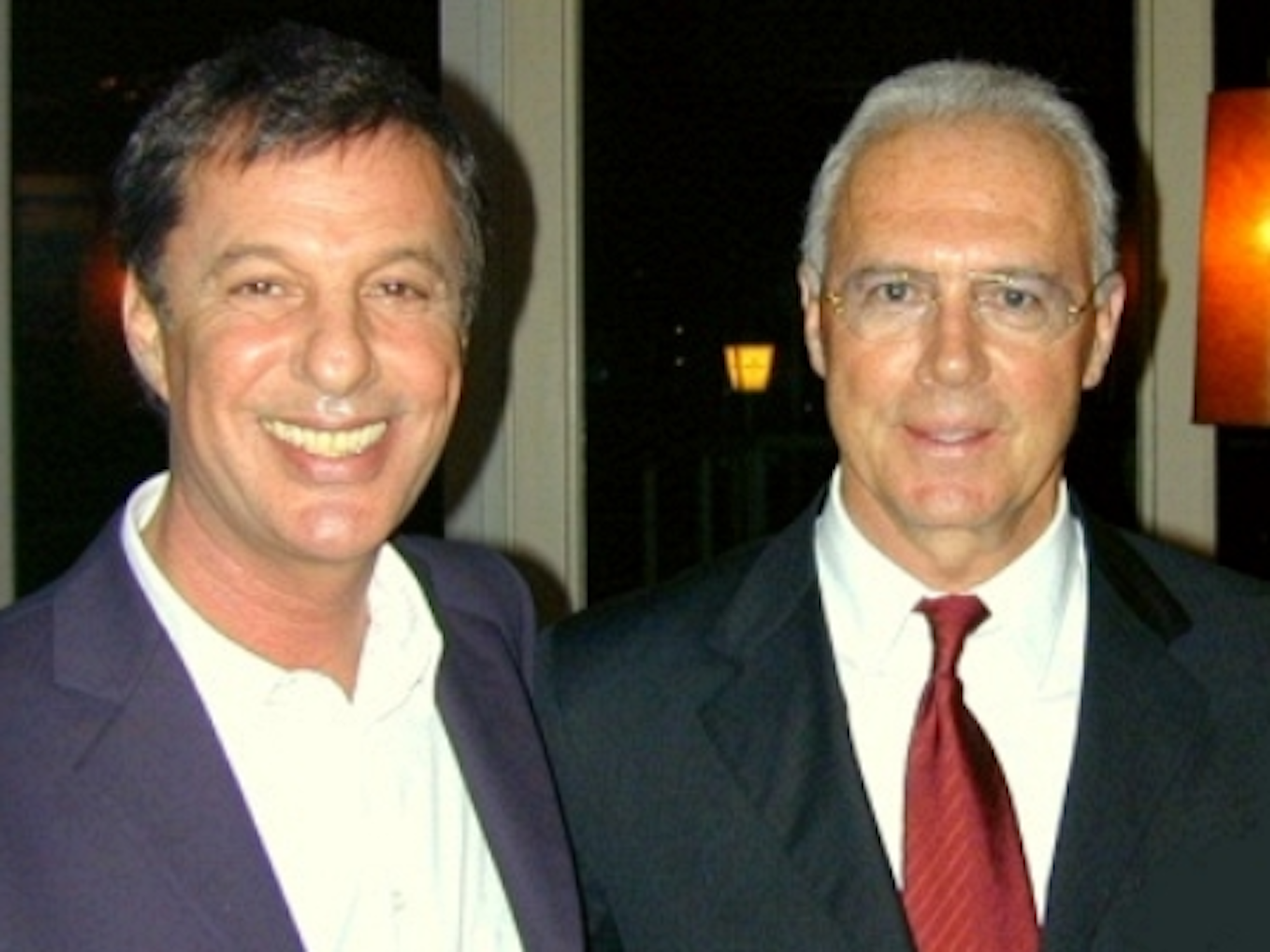 Franz Beckenbauer und Moshe Fleisher schauen in die Kamera.
