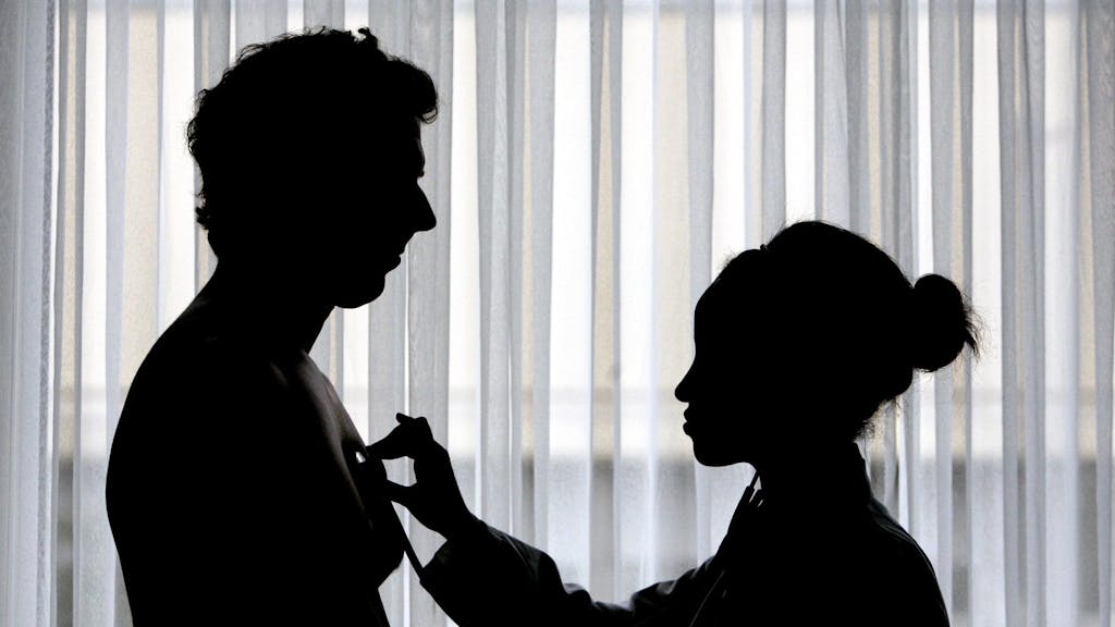 Eine Ärztin untersucht einen Patienten mit einem Stethoskop.