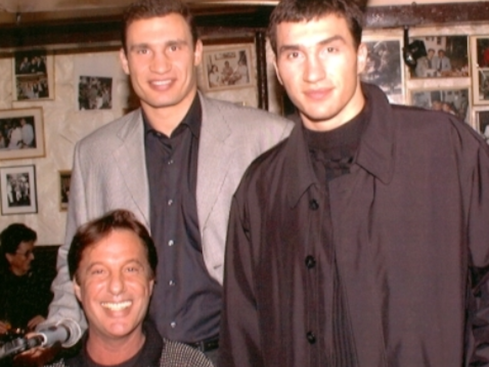 Moshe Fleisher posiert mit Vitali und Wladimir Klitschko für die Kamera.