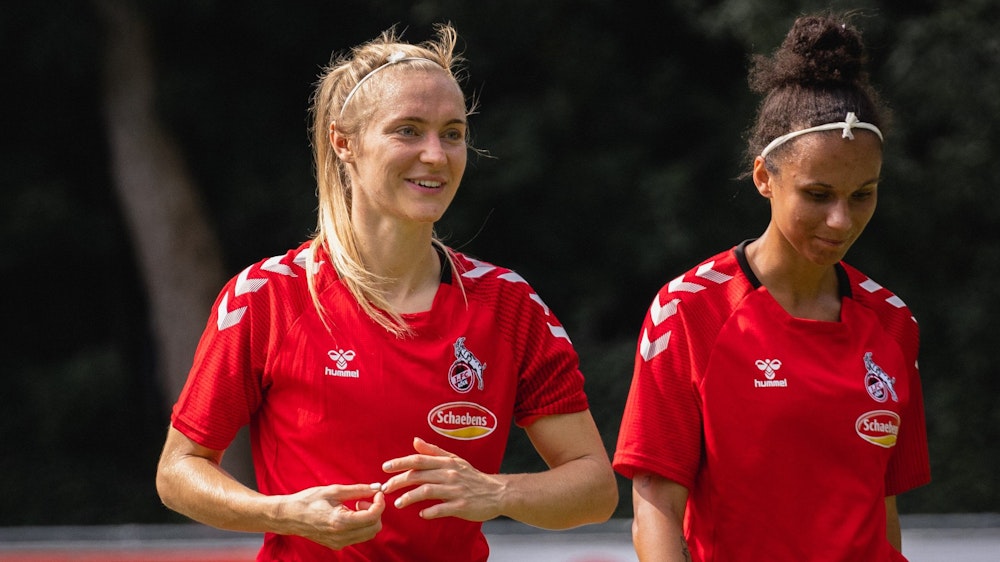 Sarah (l.) und Genessee (r.) Puntigam beim Training des 1. FC Köln.