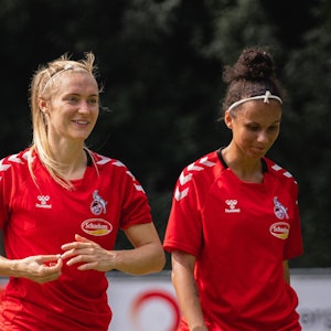 Sarah (l.) und Genessee (r.) Puntigam beim Training des 1. FC Köln.