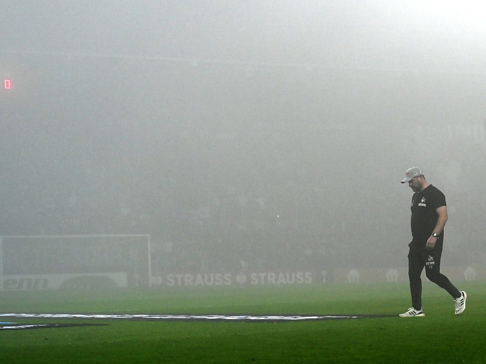 Steffen Baumgart geht in dichten Nebelschwaden über den Platz des 1. FC Slovacko.