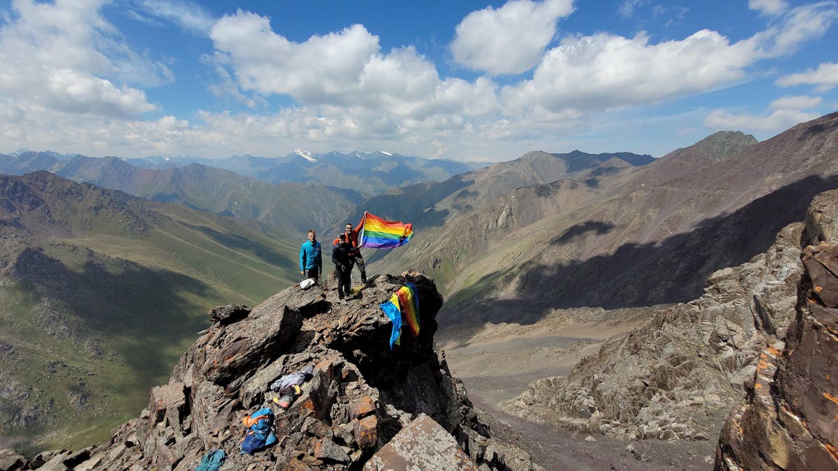 LGBTQI+-Aktivisten auf einem Berggipfel in Kirgistan.