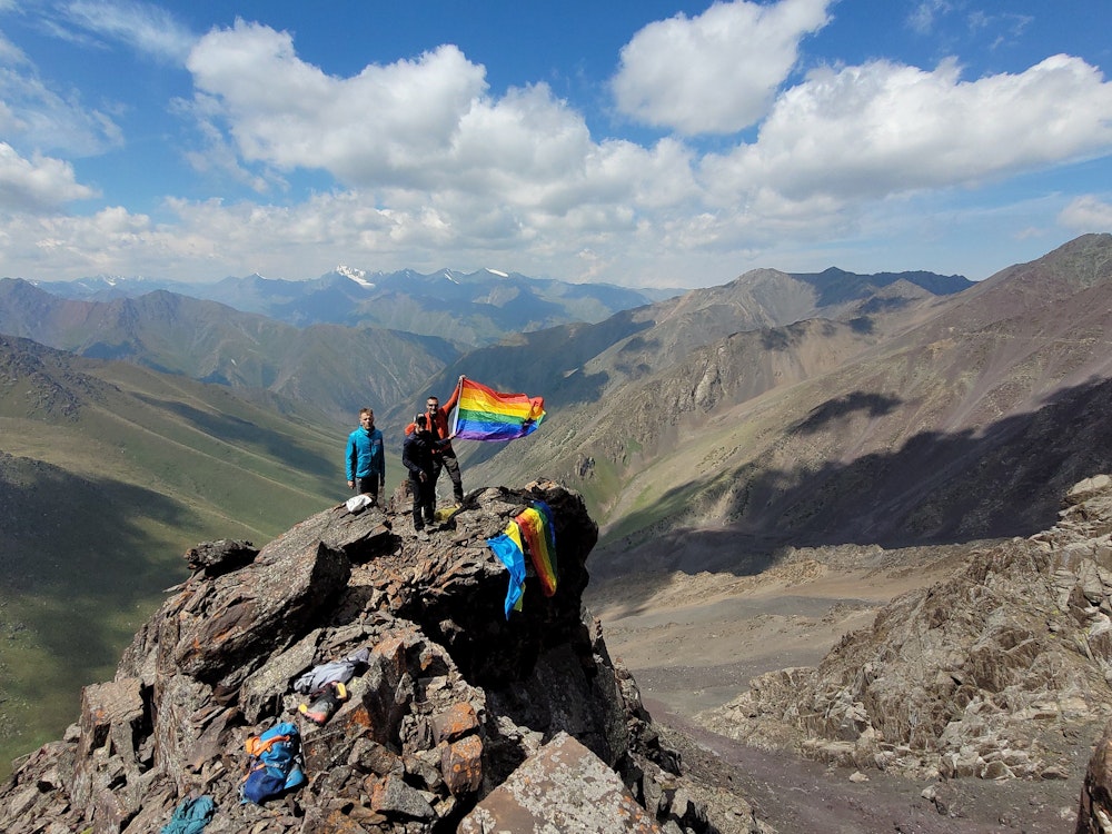 LGBTQI+-Aktivisten auf einem Berggipfel in Kirgistan.