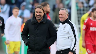 Daniel Farke (l.) und Roland Virkus (r.) lächeln nach dem Bundesliga-Sieg von Borussia Mönchengladbach gegen den 1. FC Köln am 9. Oktober 2022.