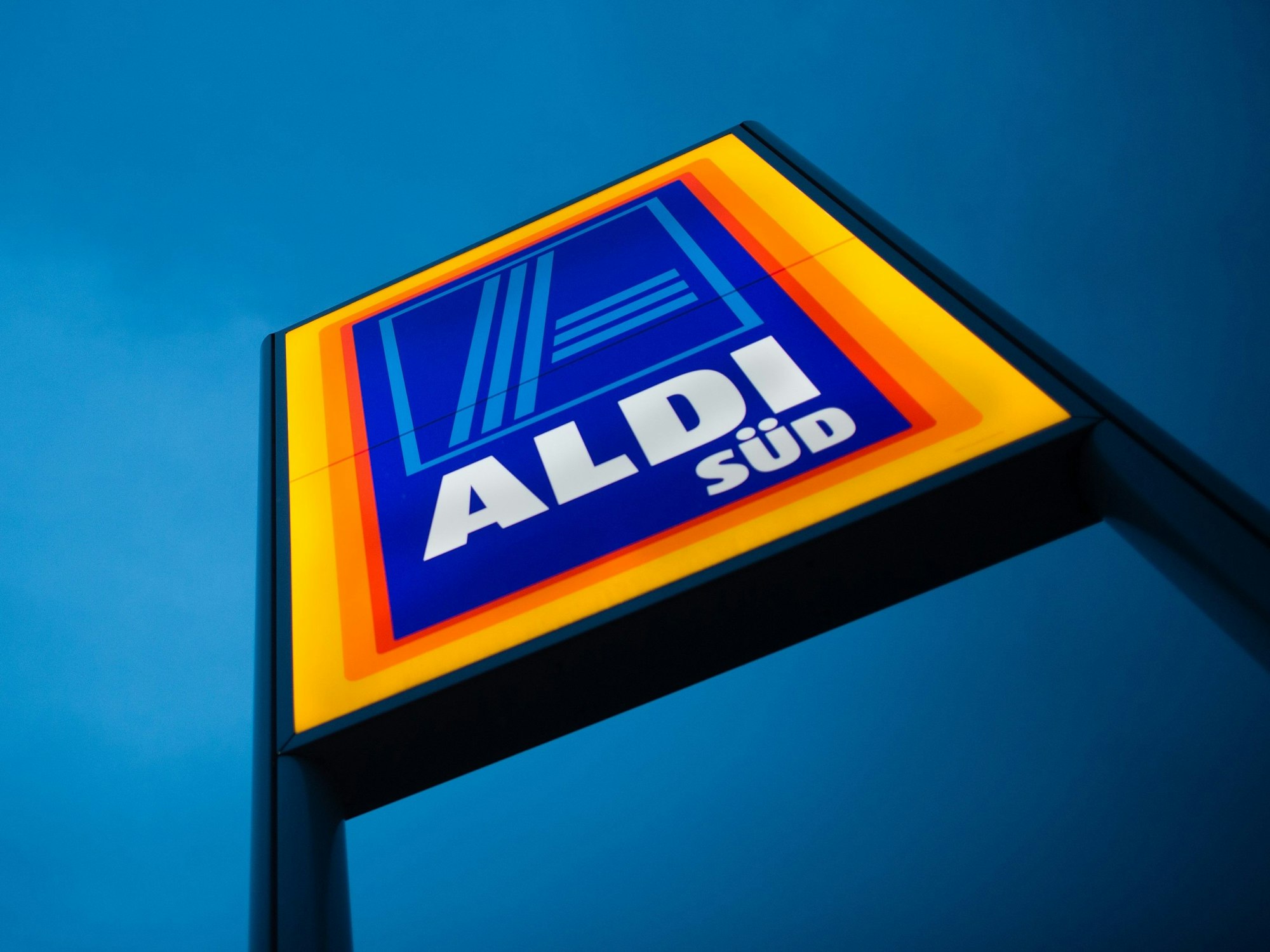 Das Logo von Aldi Süd am 13. Juni 2016 an einer Filiale in München.