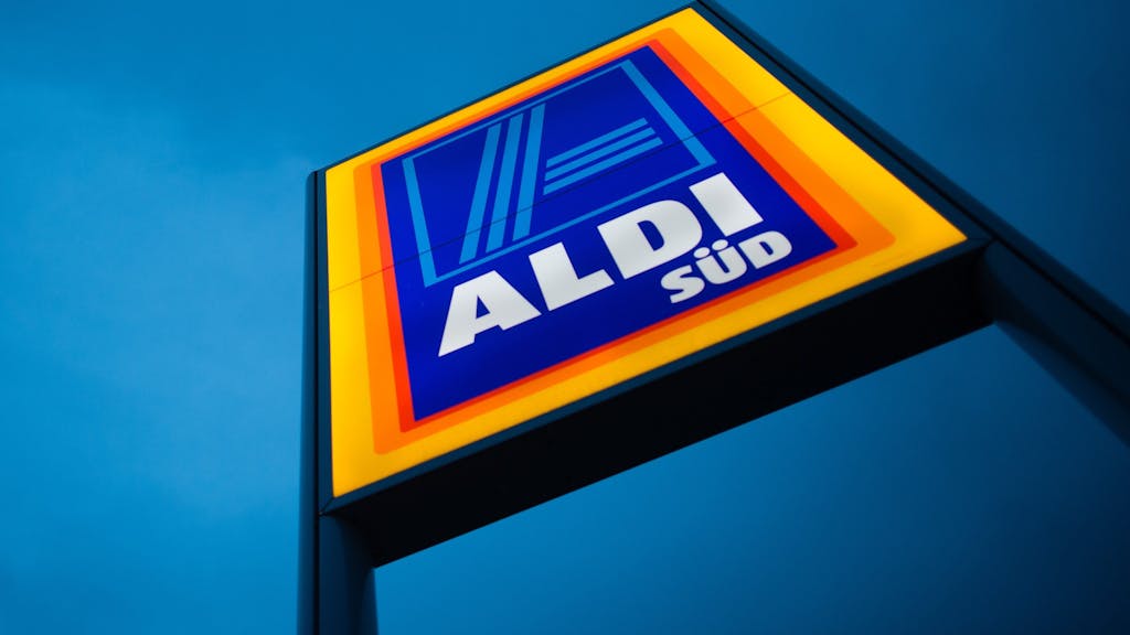 Das Logo von Aldi Süd am 13. Juni 2016 an einer Filiale in München.