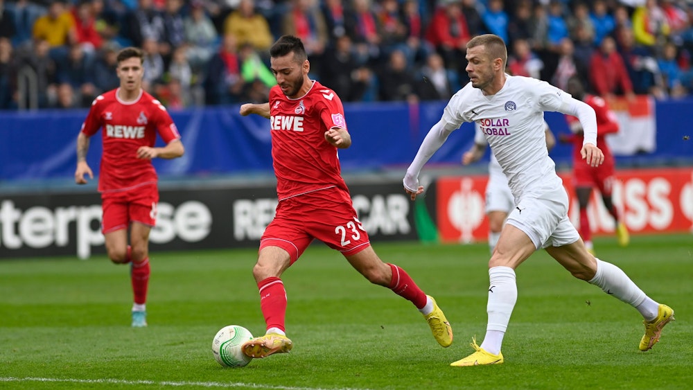 Sargis Adamyan (am Ball) holte am Freitag (28. Oktober 2022) beim 1. FC Slovacko einen Elfmeter für den 1. FC Köln raus.