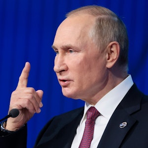 Das von der staatlichen russischen Nachrichtenagentur Sputnik via AP veröffentlichte Bild zeigt Wladimir Putin, Präsident von Russland, während der Plenarsitzung des 19. jährlichen Treffens des Valdai International Discussion Club.