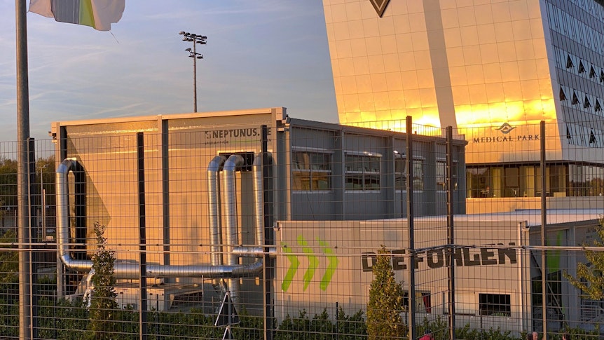 Borussia Mönchengladbach hat eine neue Fitness-Halle für die Linzenzspieler-Abteilung errichten lassen. Die Arbeiten sind abgeschlossen, dieses Foto zeigt das sogenannte Performance-Center am 26. Oktober 2022. Zu sehen sind der Neubau und im Hintergrund das Gebäude 8 Grad im Borussia-Park während des Sonnenuntergangs.