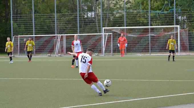 Ein Spieler schießt den Ball in Richtung des gegnerischen Tores.