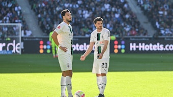 Ramy Bensebaini (l.) und Jonas Hofmann (r.) bereiten sich im Spiel von Borussia Mönchengladbach gegen den 1. FC Köln am 9. Oktober 2022 auf die Ausführung eines Freistoßes vor.