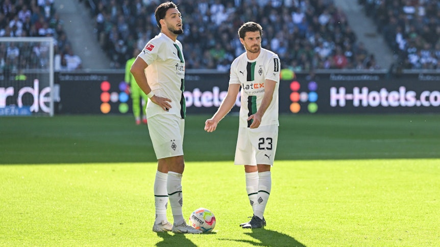 Ramy Bensebaini (l.) und Jonas Hofmann (r.) bereiten sich im Spiel von Borussia Mönchengladbach gegen den 1. FC Köln am 9. Oktober 2022 auf die Ausführung eines Freistoßes vor.