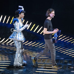 Mann in ziviler Kleidung wird auf der Bühne von Starlight Express geehrt. Das Musical hat 18 Millionen Zuschauerinnen und Zuschauer erreicht.