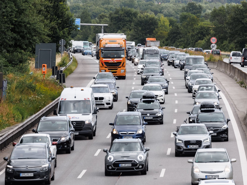 EU-Einigung: Ab 2035 dürfen nur noch emissionsfreie Neuwagen zuglassen werden. Hier staut sich Reiseverkehr in Hamburg auf der Autobahn A1.