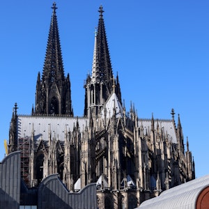 Blick auf die Ostseite Kölner Doms in Köln. Im Vordergrund links Teile des Museums Ludwig.