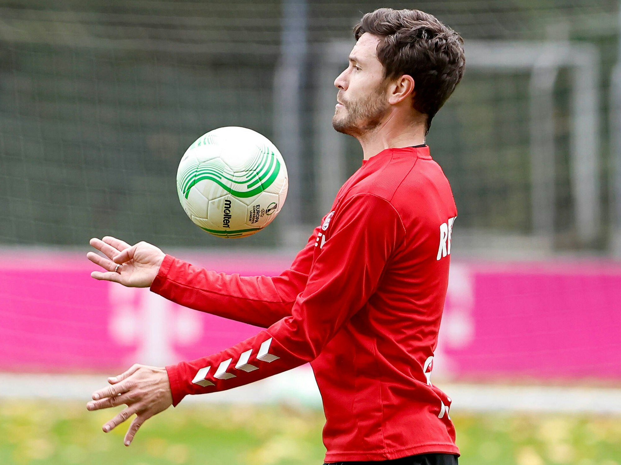 Trainingsgelände am Geißbockheim: Jonas Hector nimmt einen Ball an.