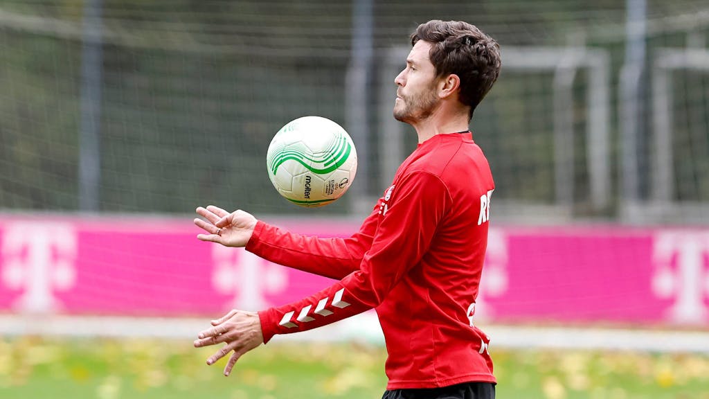 Trainingsgelände am Geißbockheim: Jonas Hector nimmt einen Ball an.