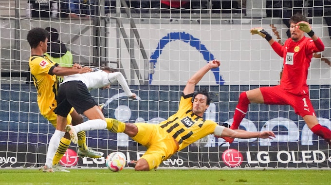 Jesper Lindström (Eintracht Frankfurt) wird von Dortmunds Karim Adeyemi gefoult.&nbsp;