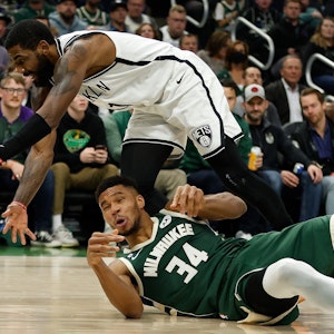 Kampf um den Ball: Die NBA-Stars Kyrie Irving und Giannis Antetokounmpo im Duell während eines Spiels.