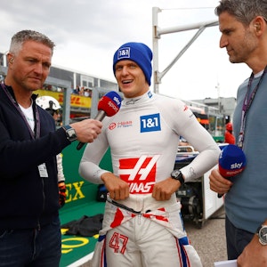 Mick Schumacher wird von Onkel Ralf und Peter Hardenacke interviewt.