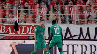 Nico Elvedi (l.) von Borussia Mönchengladbach bejubelt seinen Treffer zum zwischenzeitlichen 1:0 gegen Union Berlin am 30. Oktober 2022 mit Mitspieler Marcus Thuram.