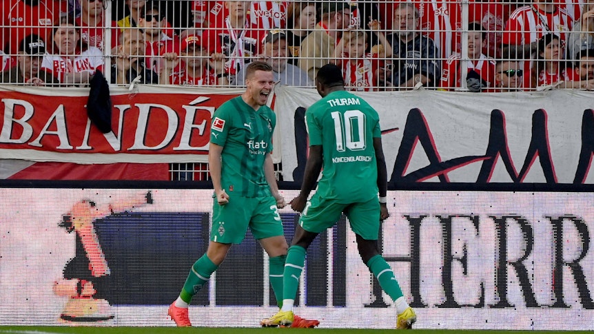 Nico Elvedi (l.) von Borussia Mönchengladbach bejubelt seinen Treffer zum zwischenzeitlichen 1:0 gegen Union Berlin am 30. Oktober 2022 mit Mitspieler Marcus Thuram.
