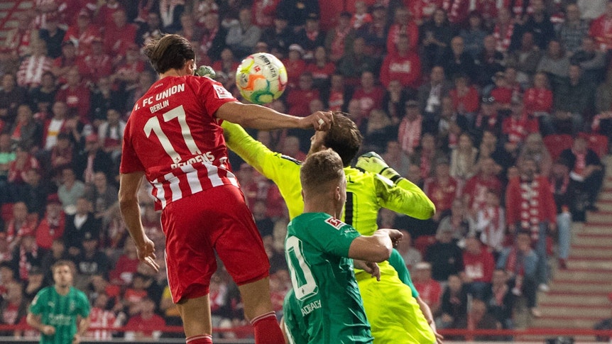 Tobias Sippel von Borussia Mönchengladbach faustet am Ball vorbei, Kevin Behrens von Union Berlin ist per Kopf zur Stelle und trifft zum zwischenzeitlichen 1:1. Aufgenommen wurde das Bild beim Bundesliga-Spiel am 30. Oktober 2022.