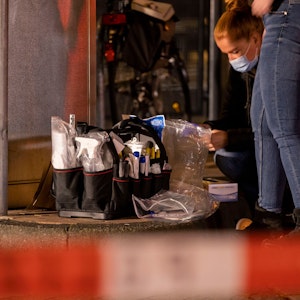 Spurensicherung der Polizei am Tatort im Außenbereich eines Fast-Food-Restaurants. Hier sind durch Schüsse drei Personen verletzt worden.