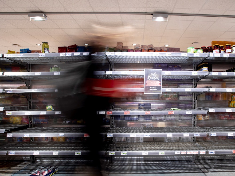 Vor leeren Regalen im Supermarkt (wie hier 2020 im Corona-Lockdown) warnt eine Branche.