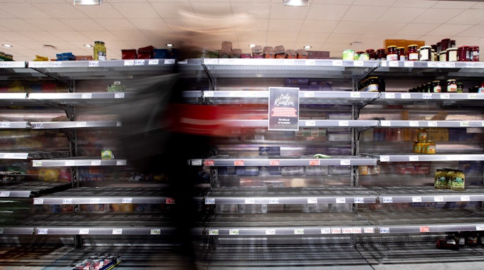 Vor leeren Regalen im Supermarkt (wie hier 2020 im Corona-Lockdown) warnt eine Branche.