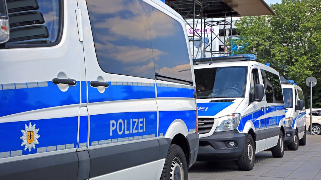 Fahrzeuge der Bundespolizei stehen in einer Reihe vor dem Hauptbahnhof in Essen.