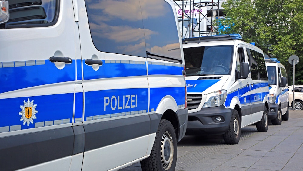 Fahrzeuge der Bundespolizei stehen in einer Reihe vor dem Hauptbahnhof in Essen.