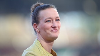 Almuth Schult, Fußball-Torhüterin und TV-Expertin, lächelt bei ihrem Einsatz für DAZN beim Spiel Union Berlin gegen Borussia Mönchengladbach am 30. Oktober 2022.