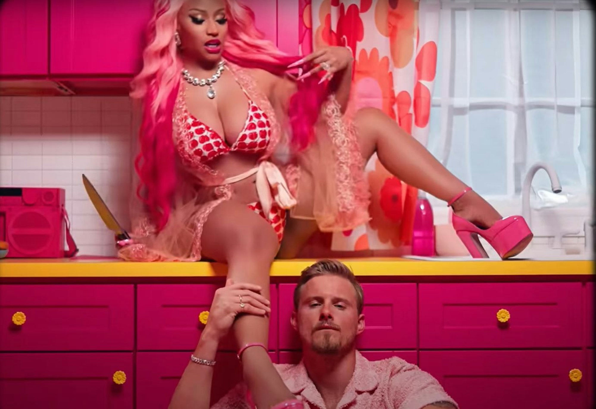Nicki Minaj und Alexander Ludwig posieren im Video von Super Freaky Girl.