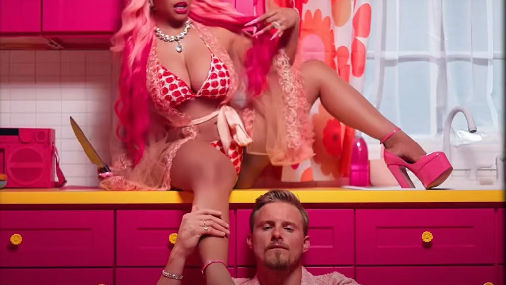 Nicki Minaj und Alexander Ludwig posieren im Video von Super Freaky Girl.