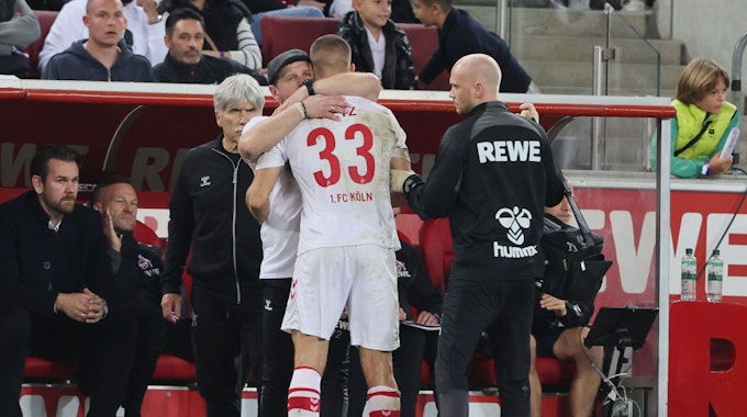 Steffen Baumgart nahm Florian Dietz nach dessen verletzungsbedingter Auswechselung gegen die TSG Hoffenheim am Sonntag (30. Oktober 2022) in die Arme.