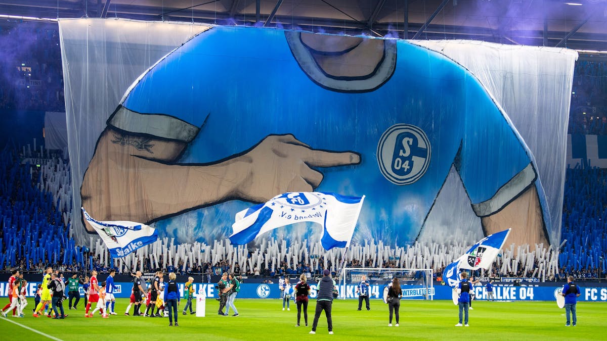 Die Schalker Fans zeigen beim Einmarsch der Mannschaft eine Choreographie.