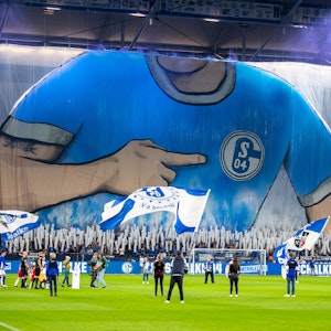 Die Schalker Fans zeigen beim Einmarsch der Mannschaft eine Choreographie.