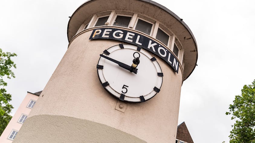 Die Anzeige am Pegelhaus Köln sieht auf den ersten Blick aus wie das Ziffernblatt einer Uhr.&nbsp;