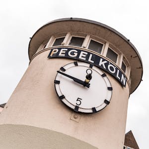 Die Anzeige am Pegelhaus Köln sieht auf den ersten Blick aus wie das Ziffernblatt einer Uhr.&nbsp;