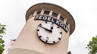 Die Anzeige am Pegelhaus Köln sieht auf den ersten Blick aus wie das Ziffernblatt einer Uhr.