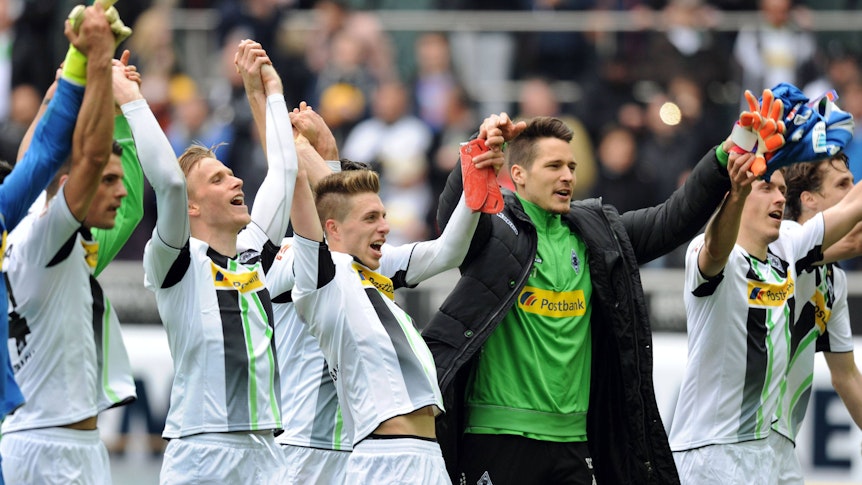Jubel bei den Spielern von Borussia Mönchengladbach: vor der Nordkurve: Granit Xhaka, Oscar Wendt, Patrick Herrmann, Janis Blaswich, Max Kruse und Roel Brouwers (v.l.) feiern den Sieg gegen Borussia Dortmund am 11. April 2015 mit den Fans.