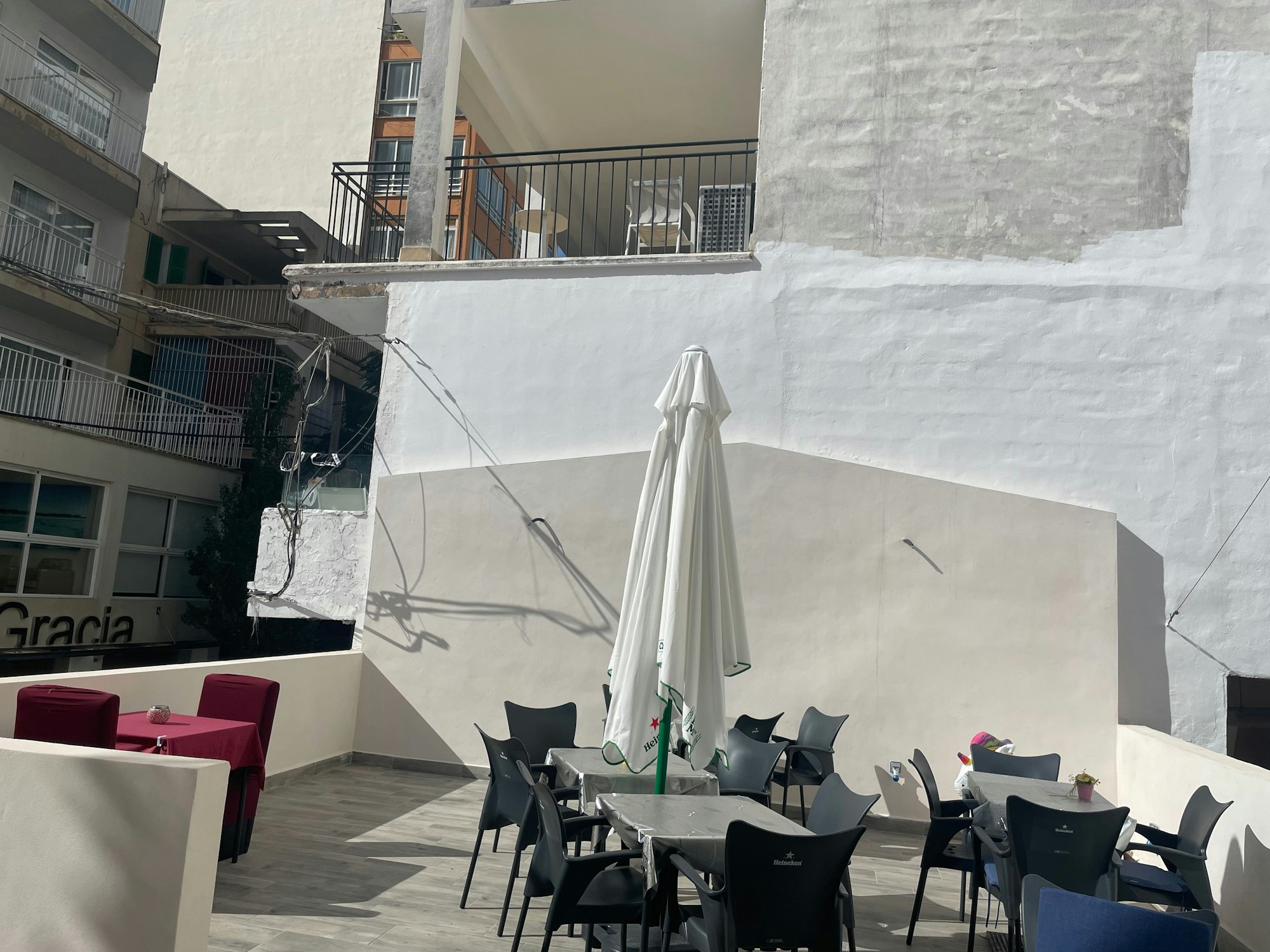 Das Foto zeigt die Terrasse der „Why Not“-Bar auf Mallorca am 28. Oktober 2022.