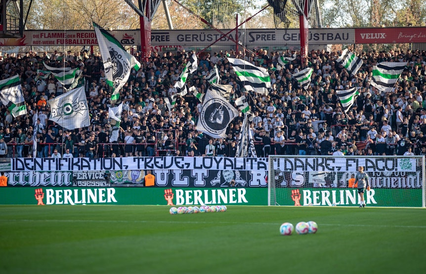 Im Stadion An der Alten Försterei zeigen die Fans von Borussia Mönchengladbach vor dem Spiel gegen Union Berlin am 30. Oktober 2022 ein Banner, das Spieler Patrick Herrmann für dessen Einsatz für den Verein dankt.