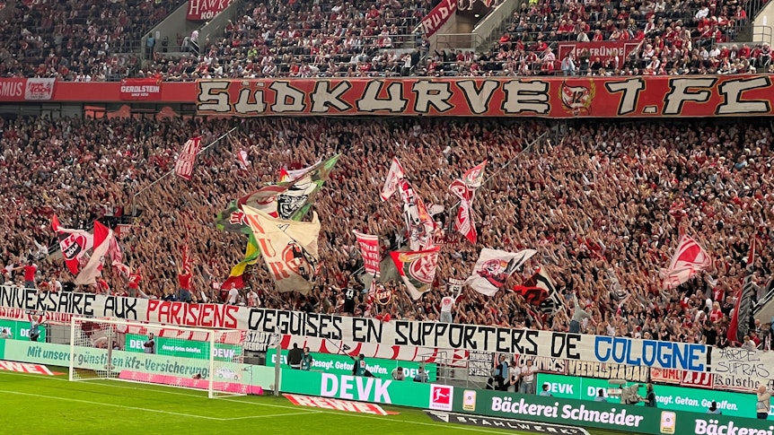 Die Wilde Horde gratulierte beim Heimspiel gegen die TSG Hoffenheim am Sonntag (30. Oktober 2022) ihren PSG-Freunden Supras Auteuil.