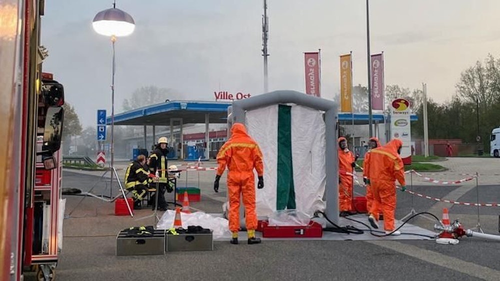 Einsatzkräfte der Feuerwehr am 31. Oktober 2022 in Spezialanzügen auf dem Rastplatz Ville-Ost an der A1. Dort verliert ein Lastwagen Salzsäure.