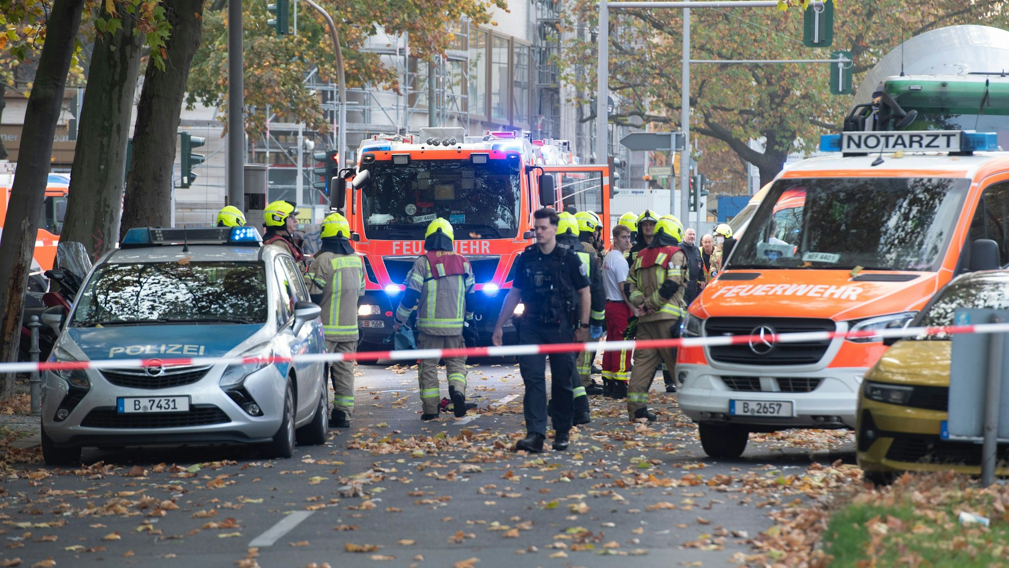 Einsatzfahrzeuge von Polizei und Feuerwehr stehen an der Bundesallee in Berlin-Wilmersdorf, wo eine Radfahrerin bei dem Verkehrsunfall mit einem Lastwagen lebensgefährlich verletzt wurde. Die Verletzte sei unter dem Betonmischer eingeklemmt worden, teilte ein Sprecher der Feuerwehr mit.