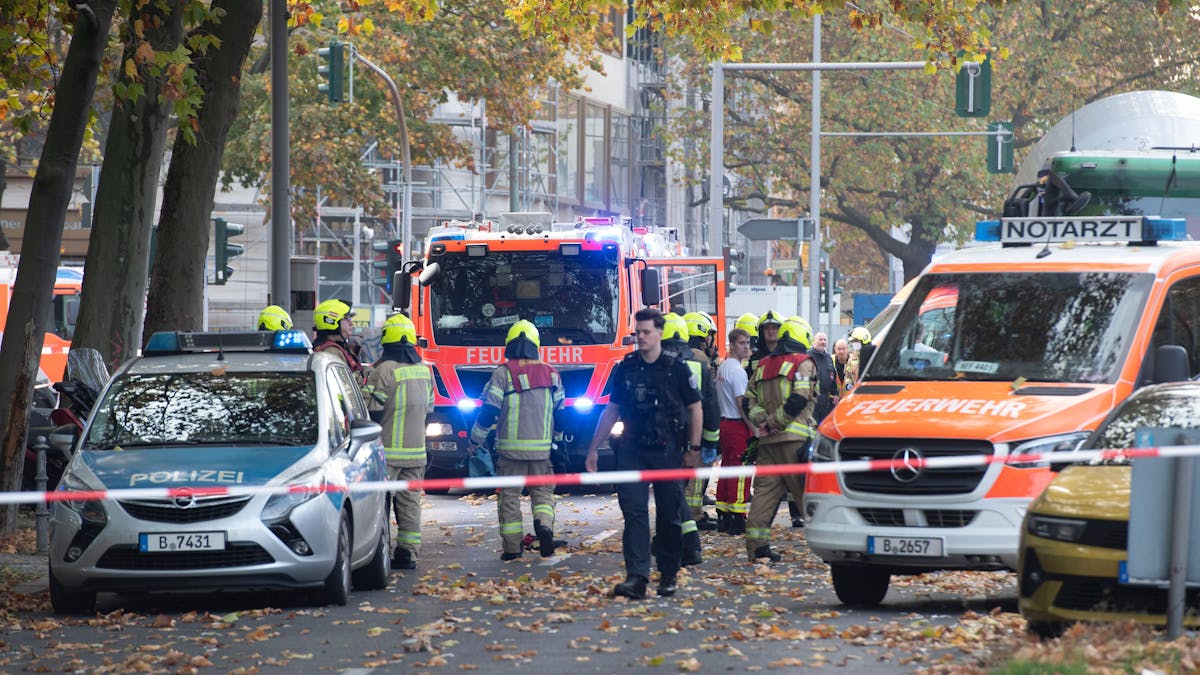 Einsatzfahrzeuge von Polizei und Feuerwehr stehen an der Bundesallee in Berlin-Wilmersdorf, wo eine Radfahrerin bei dem Verkehrsunfall mit einem Lastwagen lebensgefährlich verletzt wurde. Die Verletzte sei unter dem Betonmischer eingeklemmt worden, teilte ein Sprecher der Feuerwehr mit.